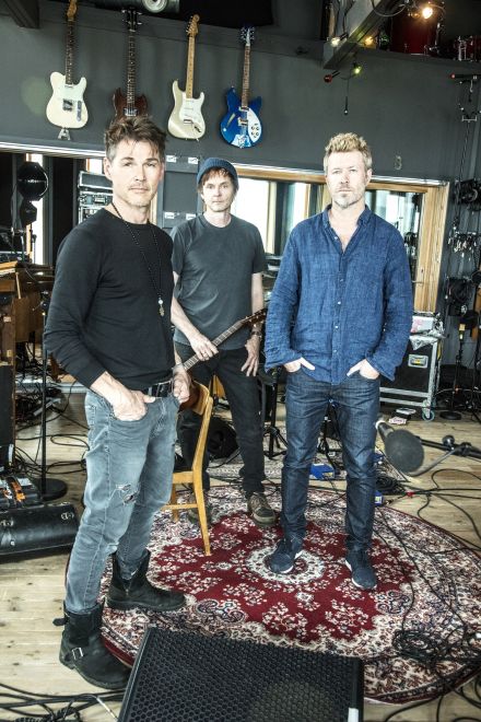 Zur Sommersonnenwende 2017 haben a-ha auf der norwegischen Insel Giske live vor kleinem Publikum ihre größten Hits in akustischen Versionen neu eingespielt. Foto: Just Loomis / Universal
