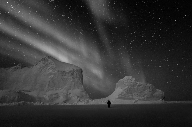 Tanzende Nordlichter über dem Kangertittivaq-Fjord – ein spektakuläres Naturschauspiel.