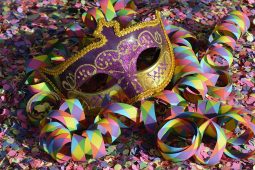 Fasching: Luftschlange und Maske auf Konfetti