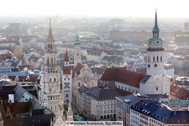 Nr.-2111s-Foto-Sigi-Mueller-Muenchner-Marienplatz-Blick-von-der-Frauenkirche