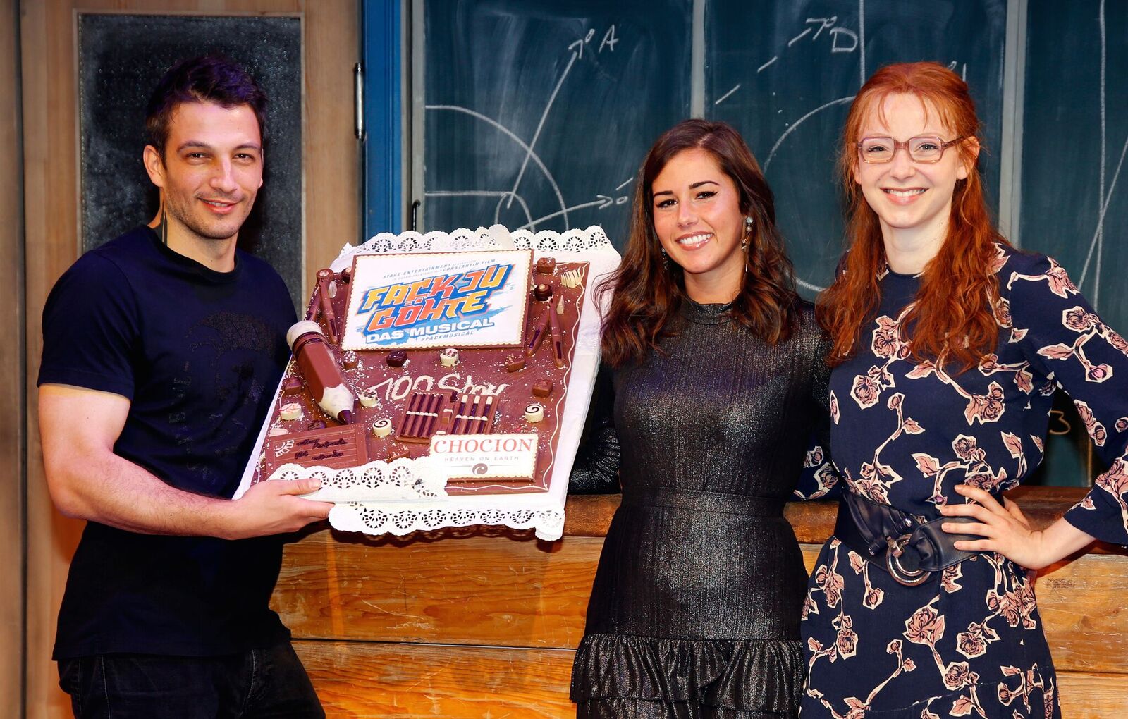 Sarah Lombardi feierte mit den beiden Hauptdarstellern Max Hemmersdorfer (spielt Zeki Müller) und Johanna Spantzel (spielt Lisi Schnabelstedt) die 100. Vorstellung von „Fack Ju Göhte - Das Musical“ © eventpress/ stage