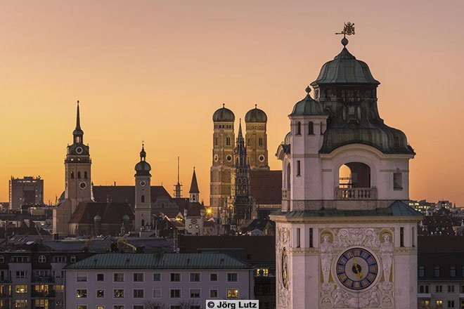 Nr.-2182s-Foto-Joerg-Lutz-Stadtpanorama-Muellersches-Volksbad-Abend