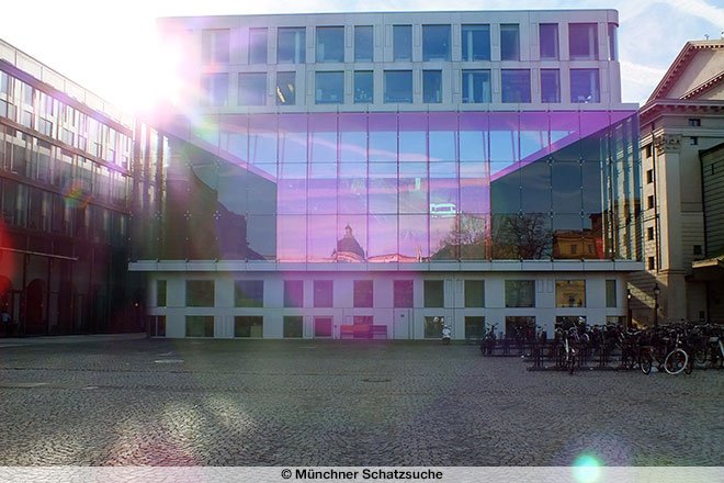 Fotografie: Ansicht Bühnenfenster am Marstallplatz in München.
