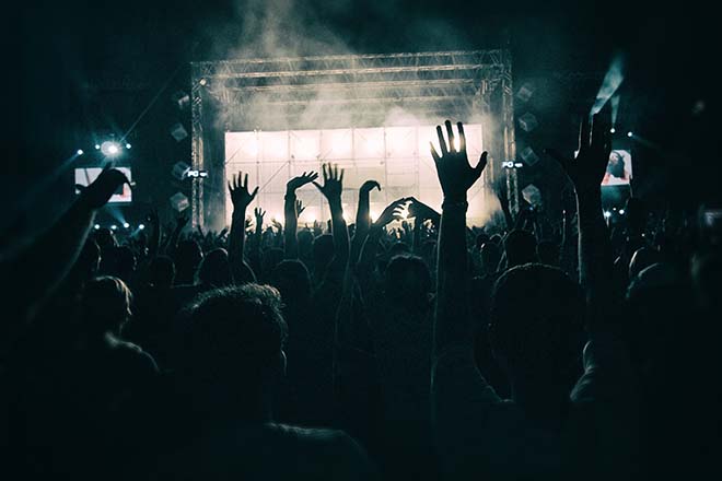 Stilisierte Fotografie einer feiernden Menschenmenge bei einem Pop- oder Rockkonzert.
