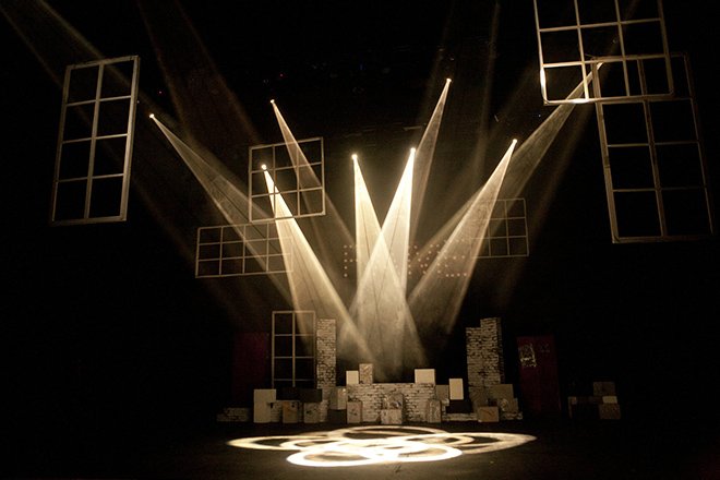 Bühneninstallation mit Beleuchtung