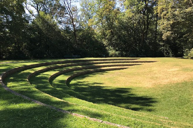 Ansicht Stufen des Amphitheaters im Englischen Garten, München. Aufführungsort des Theater des hölzernen Gelächters