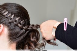 Dirndl-Frisuren. Eine Dirndl-Frisur wird geflochten