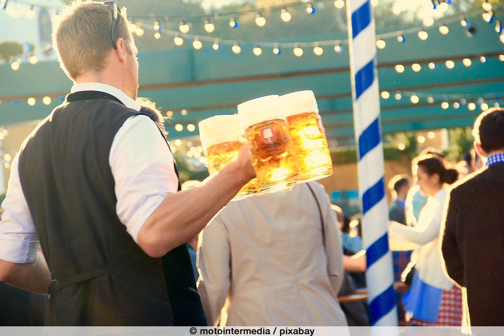 Kellner mit Masskrügen auf dem Oktoberfest