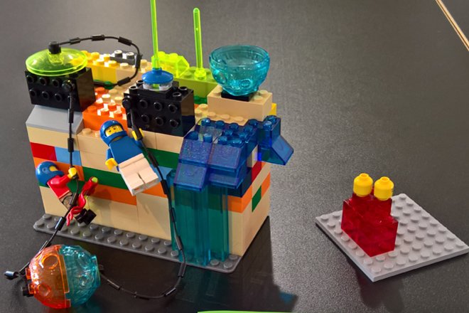 Kinderspielzeug aus Lego-Bausteinen zusammengesetzt.