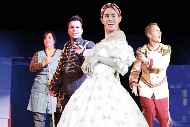 Schauspielensemble bei Auftritt in der Komödie im Bayerischen Hof