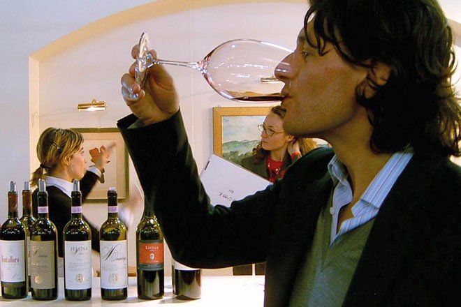 Werbefoto von einem Weintrinker.