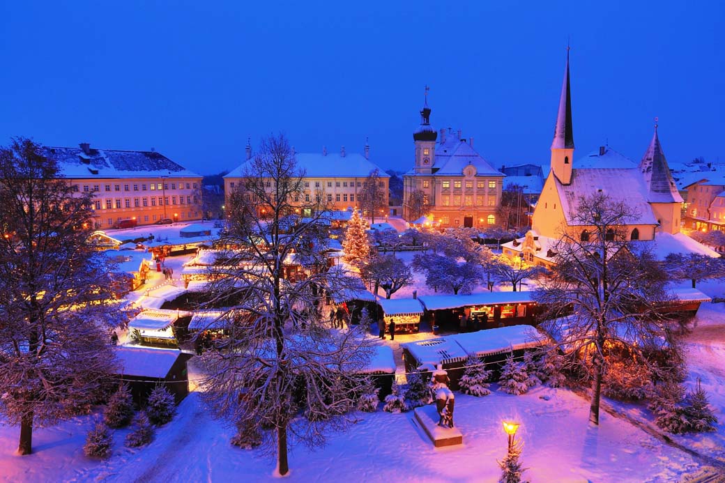 Winterliche-Abendliche Ansicht des Altöttinger Christkindlmarkts