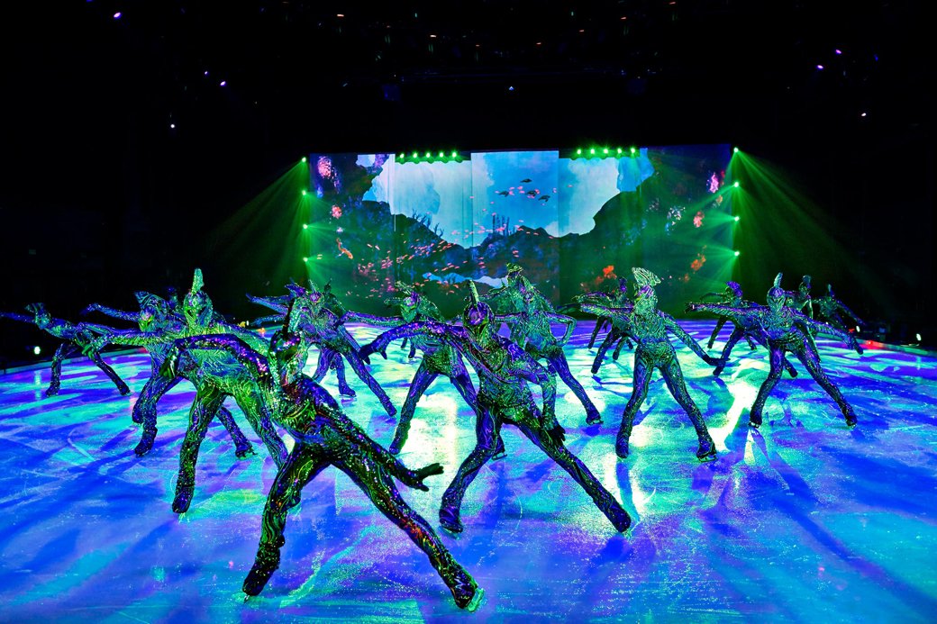 Produktionsfotografie Holiday on Ice – Kostümierte Eisläufer auf Eisfläche