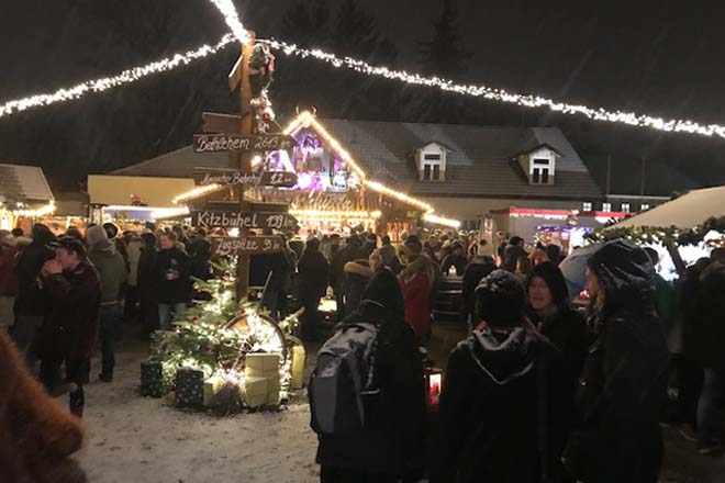 Nächtliche Betriebsamkeit auf dem Moosacher Hüttenzauber Weihnachtsmarkt in München