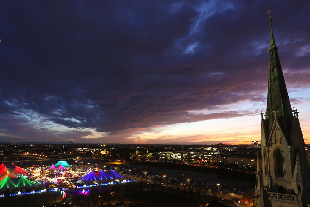 Fotografie: Ansicht Tollwood Winterfestival-Gelände bei Nacht