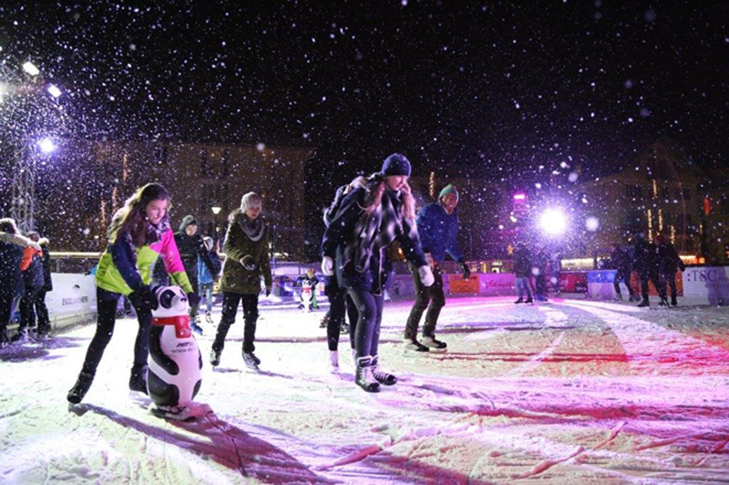 Viel Spaß beim Starnberger Eiszauber! Fotografie: Eiskunstläufer bei Nacht auf der Eisfläche