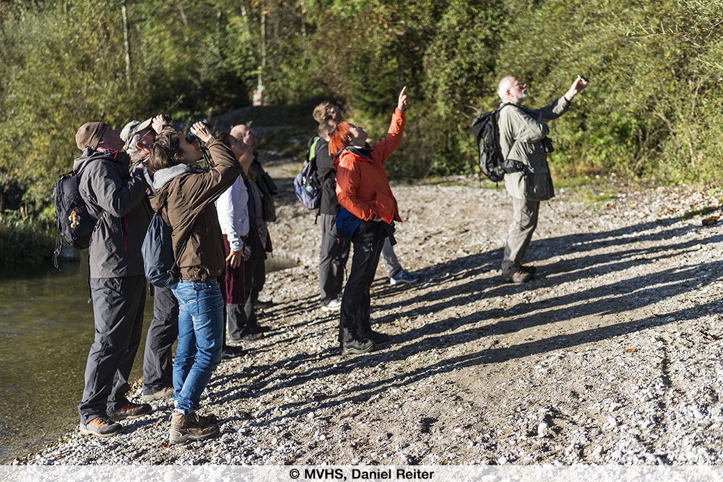 Fotografie eine Gruppe von Leuten draußen im Grünen.