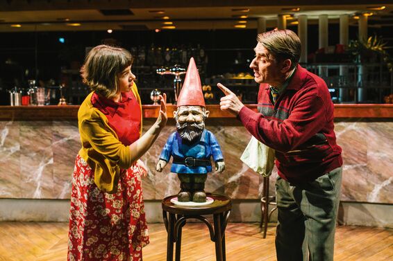 JPG_72_dpi_RGB-AME_MUC_Prio2_Szenenmotiv__Amelie Produktionsfoto: Zwei Schauspieler des Musicals Die Fabelhafte Welt der Amélie.
