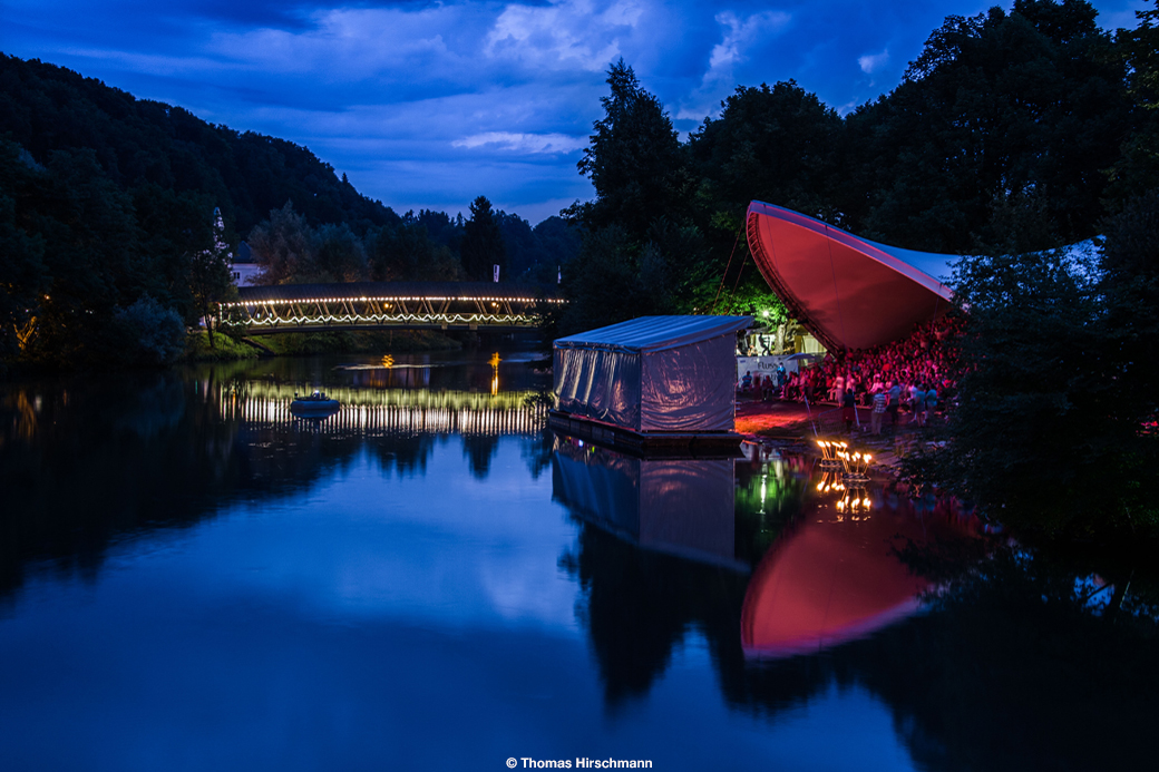 Schwimmende Bühne an der alten Floßlände in Wolfratshausen