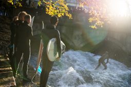 Sport, Isarsurfer - Surfer am Eisbach im Gegenlicht