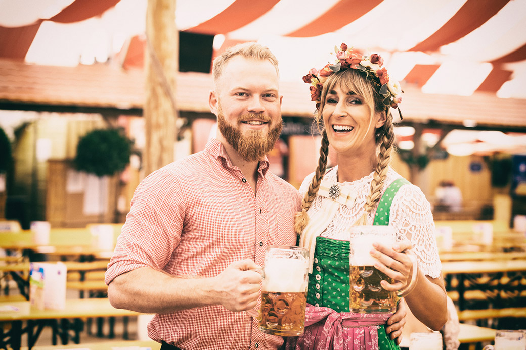 Junge Hübsche Bedienungen auf dem Münchner Oktoberfest mit Bie, Adobe Stock, drubig-photo, #27159259