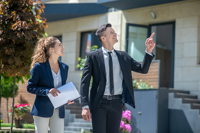 Wohnungssuche, Client in a black suit and a broker discussing details of the deal, Choosing the variant. Client in a black suit and a broker discussing details of the deal