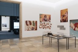 Haus der Kunst, TT_04_23_HDK_Trace_Formations_of_Likeness_Installationsansicht_Foto_Maximilian_Geuter__6_LP_oben_L1040x693