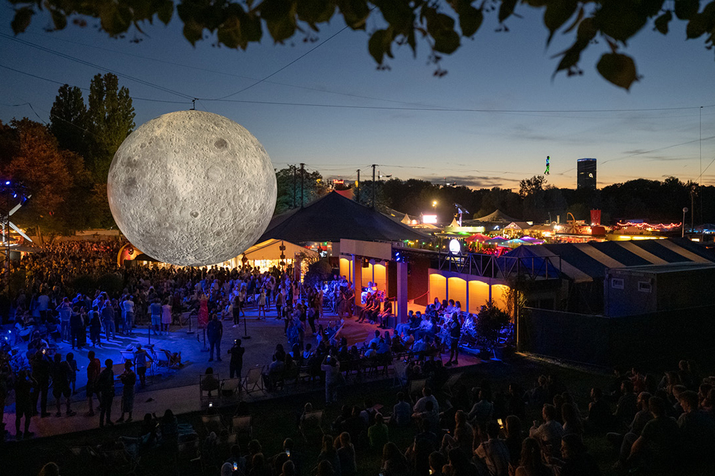 TT_Tollwood_2_02_Museum-of-the-Moon-Luke-Jerram_So2022_c_Alexander.Scharfjpg_LP_1040x693