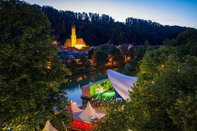 lebhafte, kunterbunte Kulturtreiben beim Fluss Festival