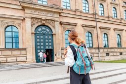 Kunst, Tousist girl with backpack at the old Pinakothek art gallery in Munich, Germany