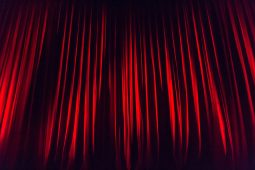 Münchner Lach-und Schießgesellschaft, TT_11_24_Lachundschiess_stage-curtain-660078_1280_Fueller_LP_1040x693