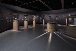 Archäologische Staatssammlung, TT_03_25_Archäologische_Staatsammlung_Innenaufnahmen_Raum_2_Zeit_und_Kosmos00236_LP_1040x693