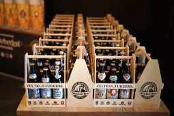 Die Münchner Traditionsbrauereien stellen das Bier zur Wiesn 2024 vor. Bei der gemeinsamen Bierprobe im Wirtshaus am Bavariapark überzeugen sich Wiesnwirte, Brauer und Vertreter der Stadtspitze davon, dass das offizielle Fest des Münchner Bieres beginnen kann. Copyright by : sampics Photographie Bierbaumstrasse 6 81243 München TEL.: ++49/89/82908620 , FAX : ++49/89/82908621 , E-mail : sampics@t-online.de, TT_09_25_Brauereien_240912_Wiesnbier_VMB_sampics077_LP_1040x693