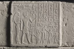 Kindheit am Nil München, LP_Smaek_06_Scheintür des Meni und seiner Familie_c_SMÄK_Roy_Hessing_1040x6936