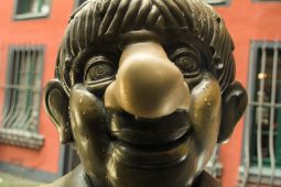 Cyprien Gaillard Wassermusik, Cyprien Gaillard Wassermusik Haus der Kunst München, TT_10_25_HDK_CGA_57004_Retinal_Rivalry_2024_still_4_LP_1040x693