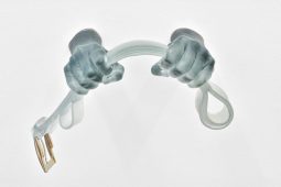 Glas in der zeitgenössischen Kunst München, TT_10_25_Tutsek_Bonvicini_Monica_In-my-Hand-1024x707_LP_1040x693