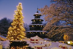 Weihnachtsmarkt am Chinesischen Turm, TT_11_25_Christkindlmarkt am Chinesischen Turm © München Tourismus Bernd Römmelt_LP_1040x693