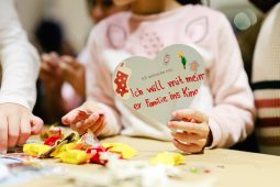 KulturWunschBaum München, TT_11_25_KulturRaum-Muenchen-KulturWunschBaum-Herzen-basteln-Foto-Hans-Florian-Hopfner6_LP_1040x693