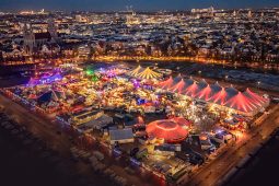 Tollwood Silvesterparty 2025, TT_12_25_Tollwood_3_tw-wi23-festivalansicht2-foto-anton-brandl-300rgb_LP_660x440