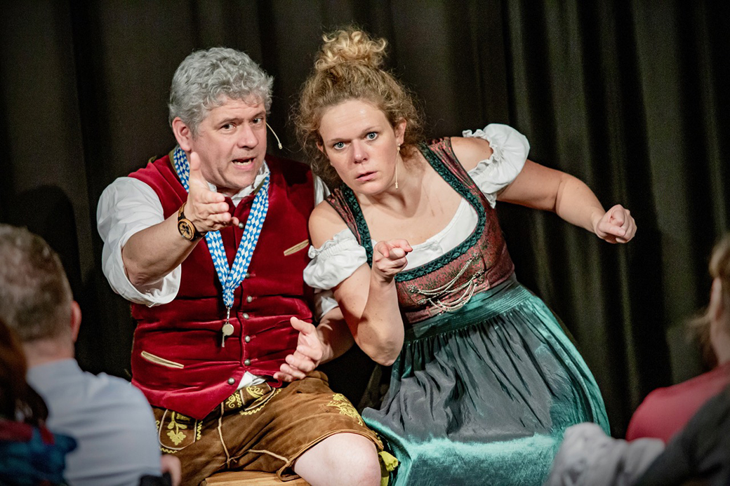 Dinnerbrettl München – Krimidinner und Dinnershows Dinnerbrettl verbindet Krimidinner, Comedy, Magie und weitere Live-Formate mit bayerischer Küche in Münchner Wirtshäusern.