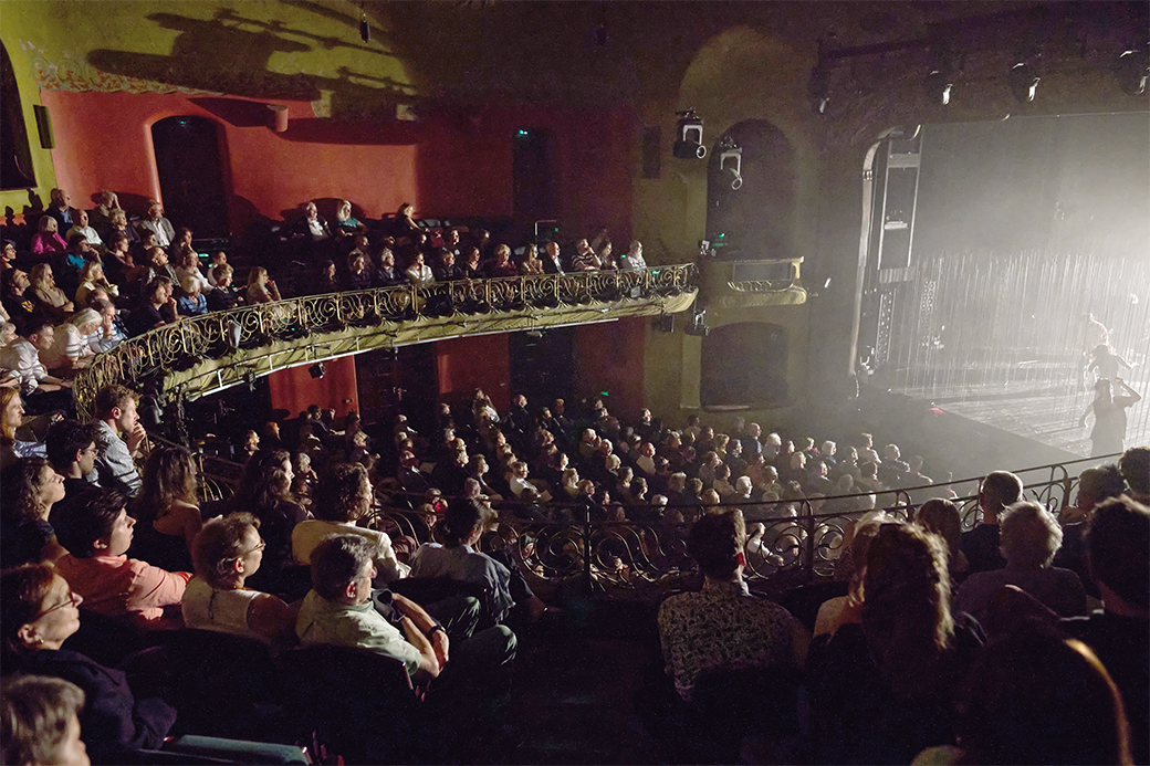 Danton – Münchner Kammerspiele "Danton" zum 100-jährigen Jubiläum der Münchner Kammerspiele mit dem Theaterkollektiv Post Paradies und dem inklusiven Ensemble.