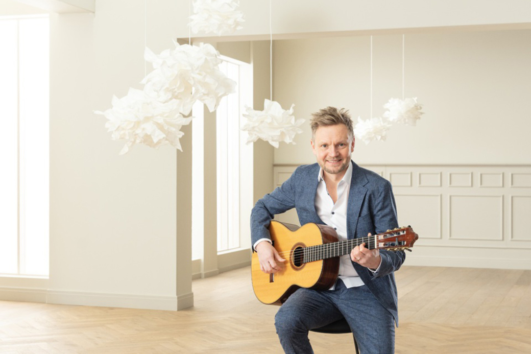 Dimitri Lavrentiev – Münchner Gitarrenkonzerte Der klassische Gitarrist Dimitri Lavrentiev präsentiert bei den Münchner Gitarrenkonzerten in der Pasinger Fabrik eigene Kompositionen und bekannte Werke.