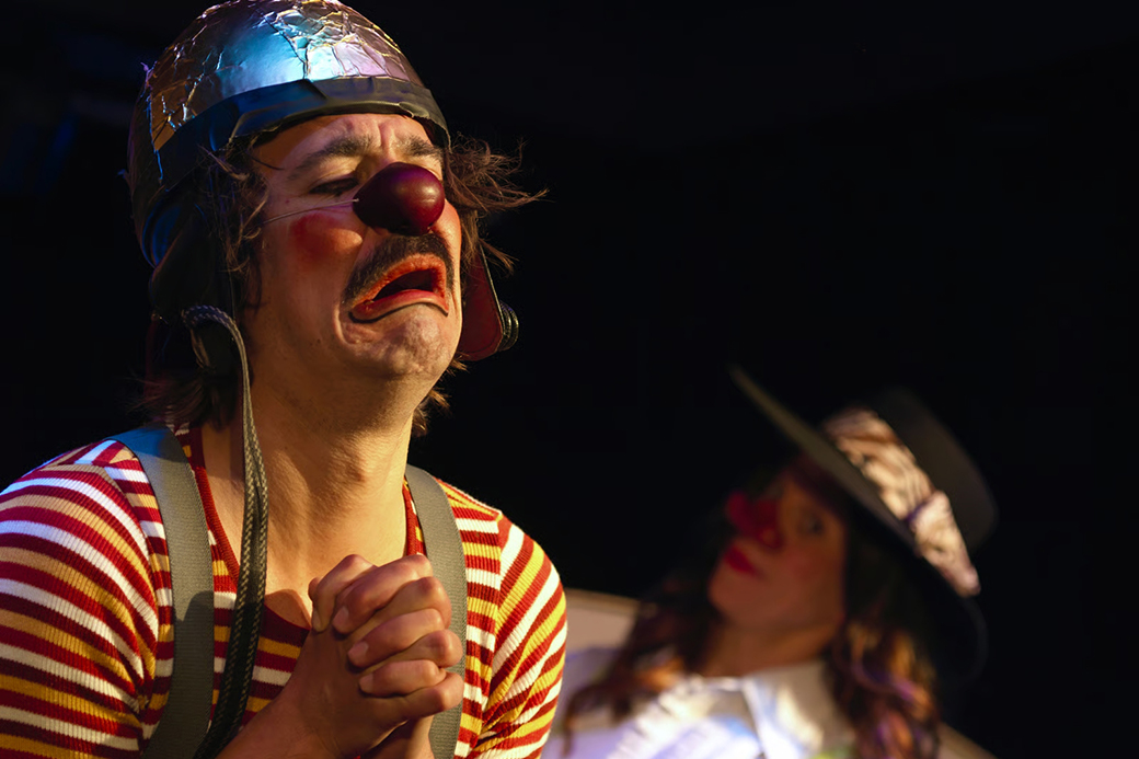 Das Familien Grandiosium Das barbacas Physical Theatre verbindet in Das Familien Grandiosium Clownszirkus, Theater, Musik und Bewegung.
