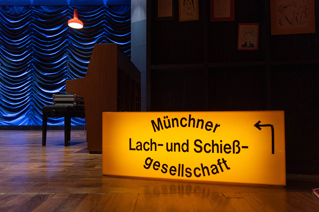 Die Münchner Lach- und Schießgesellschaft feiert ihr 70-jähriges Bestehen mit der Veranstaltung "War was?" im Schauspielhaus der Münchner Kammerspiele.