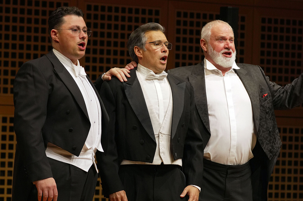 Luciano – Drei Tenöre feiern eine Legende Johannes Groß, Oscar Marin und Ricardo Marinello erinnern im Prinzregententheater an Luciano Pavarotti und präsentieren große Opernarien und italienische Kanzonen.